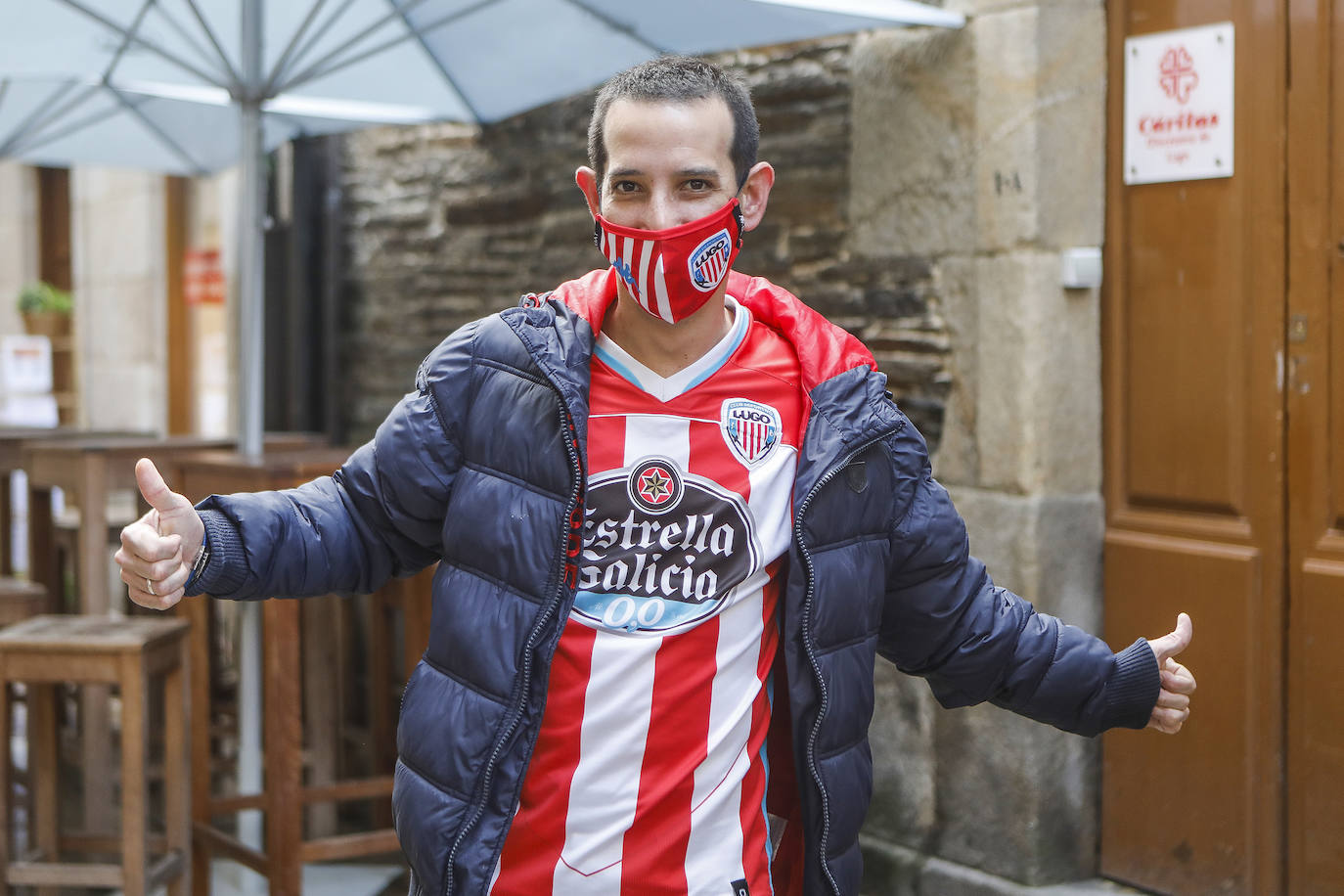 La afición del Sporting ha viajado a Lugo para empujar al equipo gijonés hacia la victoria