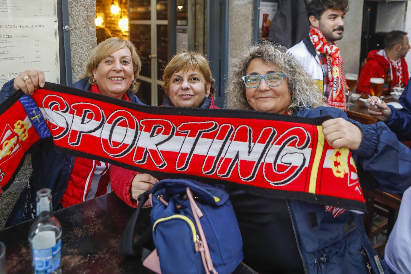 La afición del Sporting ha viajado a Lugo para empujar al equipo gijonés hacia la victoria