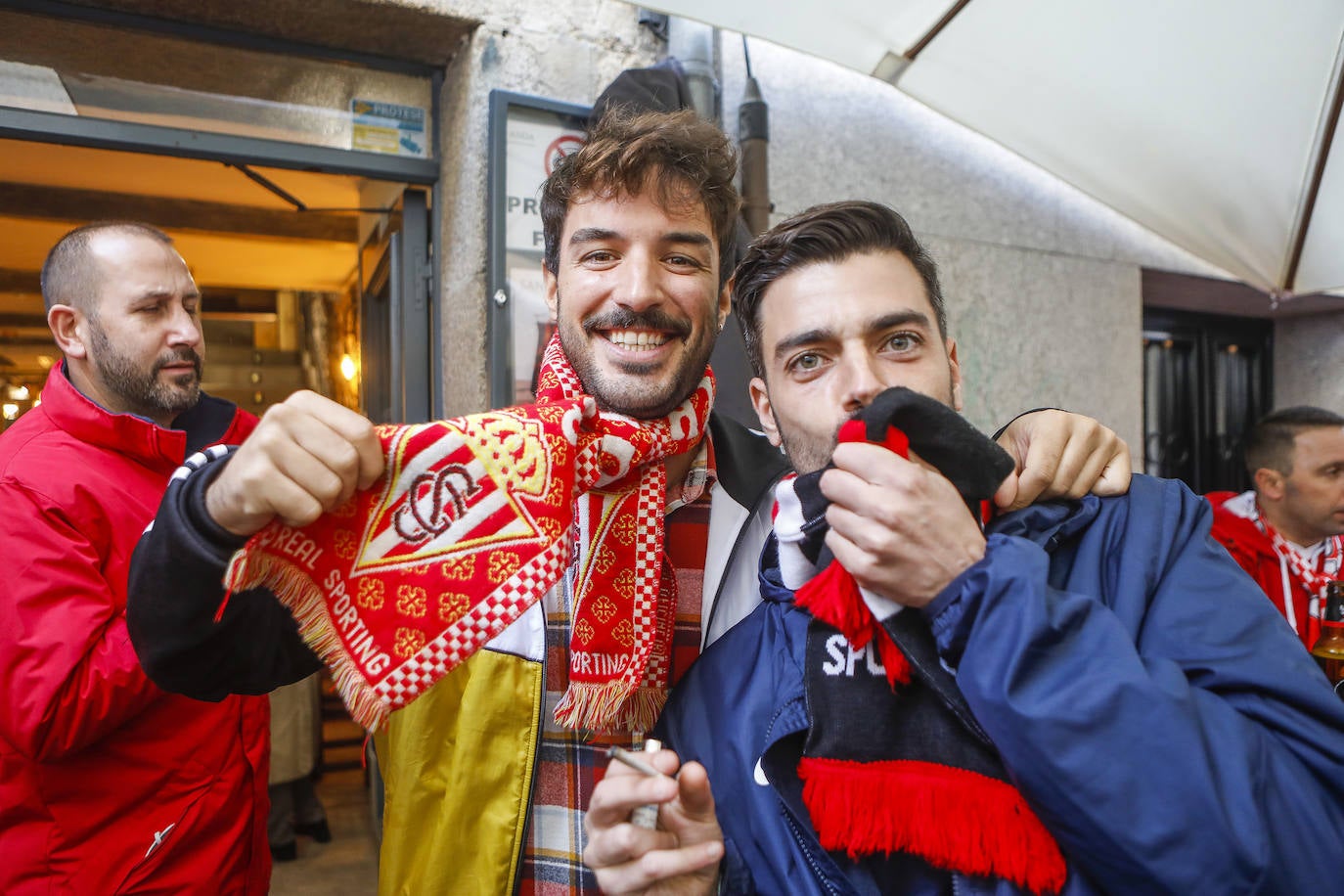 La afición del Sporting ha viajado a Lugo para empujar al equipo gijonés hacia la victoria