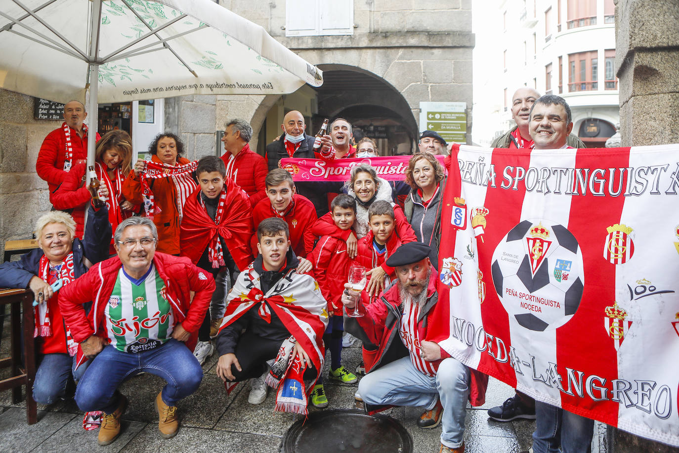 La afición del Sporting ha viajado a Lugo para empujar al equipo gijonés hacia la victoria