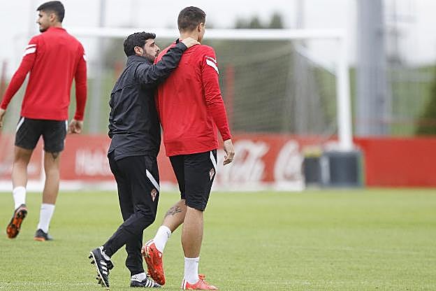 Gallego, en un gesto cómplice con Djuka durante la sesión. 