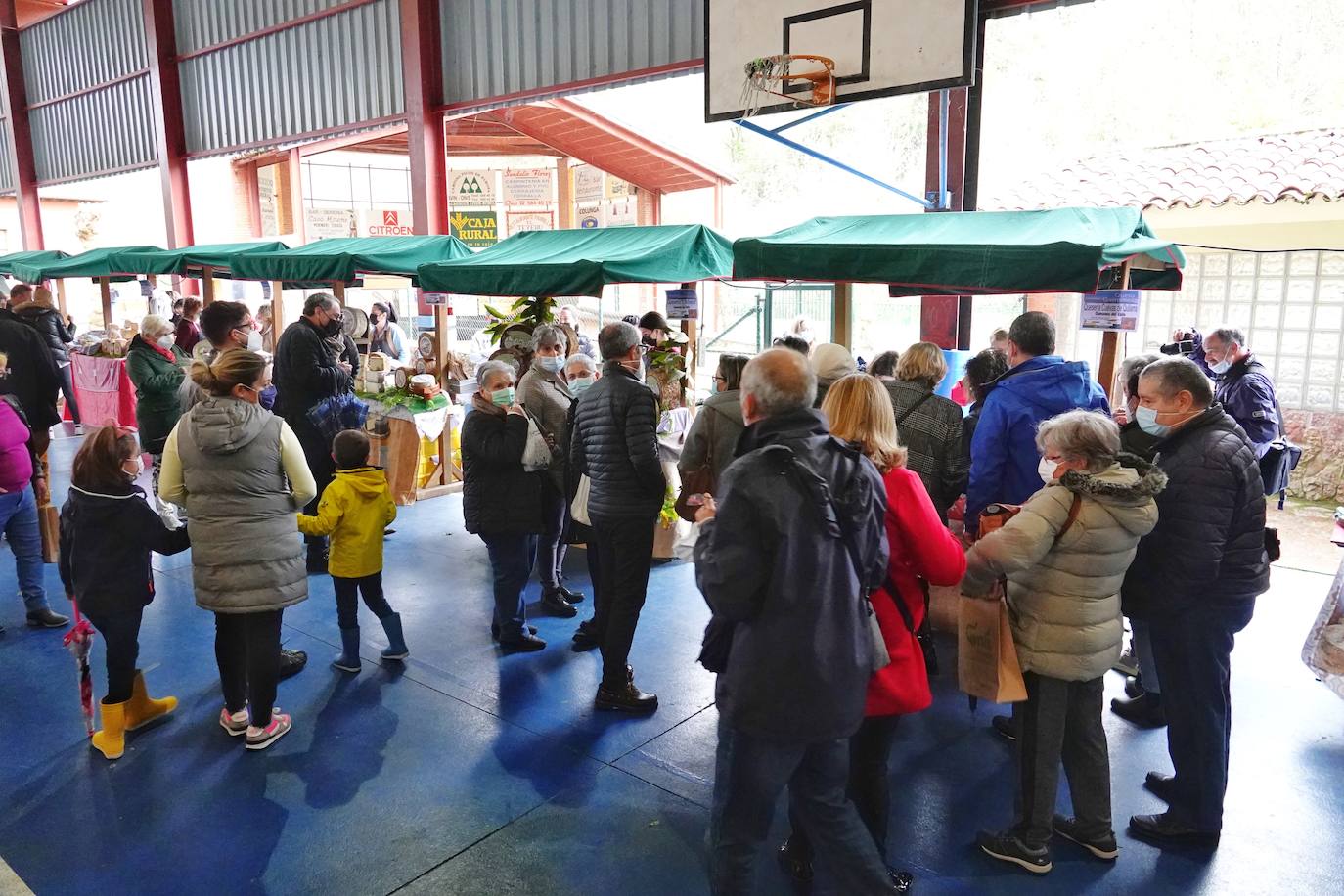 El Gamonéu firmó este domingo un regreso de récord, el de los 7.100 desembolsados por Crivencar Tierra Astur por los dos mejores quesos de las variedades del puertu y del valle, elaboradas por las queserías Gumartini y Vega Ceñal. La cuantía irá destinada a los afectados por el volcán de La Palma 