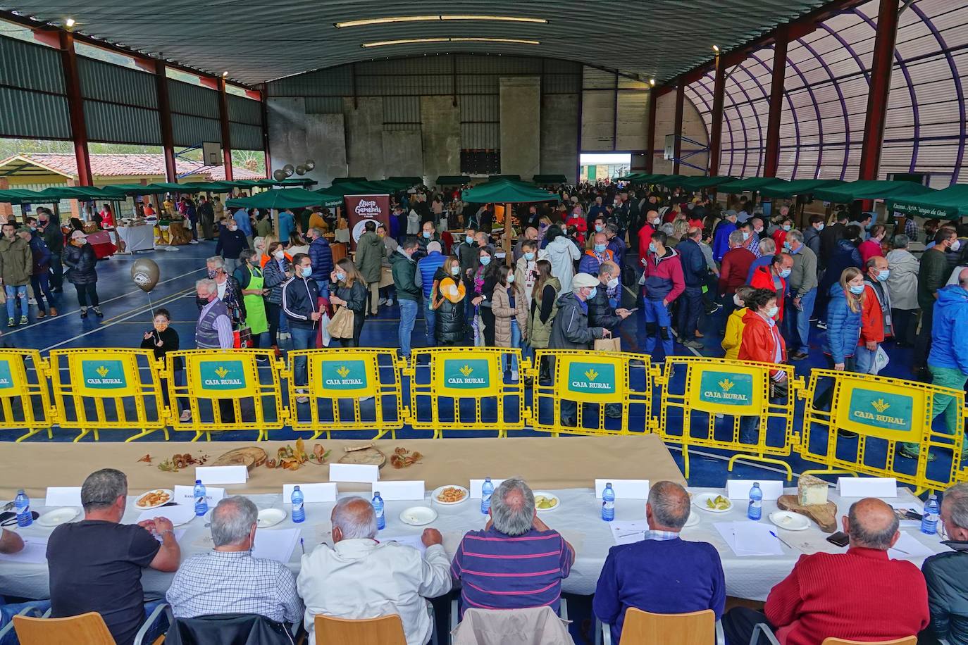 El Gamonéu firmó este domingo un regreso de récord, el de los 7.100 desembolsados por Crivencar Tierra Astur por los dos mejores quesos de las variedades del puertu y del valle, elaboradas por las queserías Gumartini y Vega Ceñal. La cuantía irá destinada a los afectados por el volcán de La Palma 