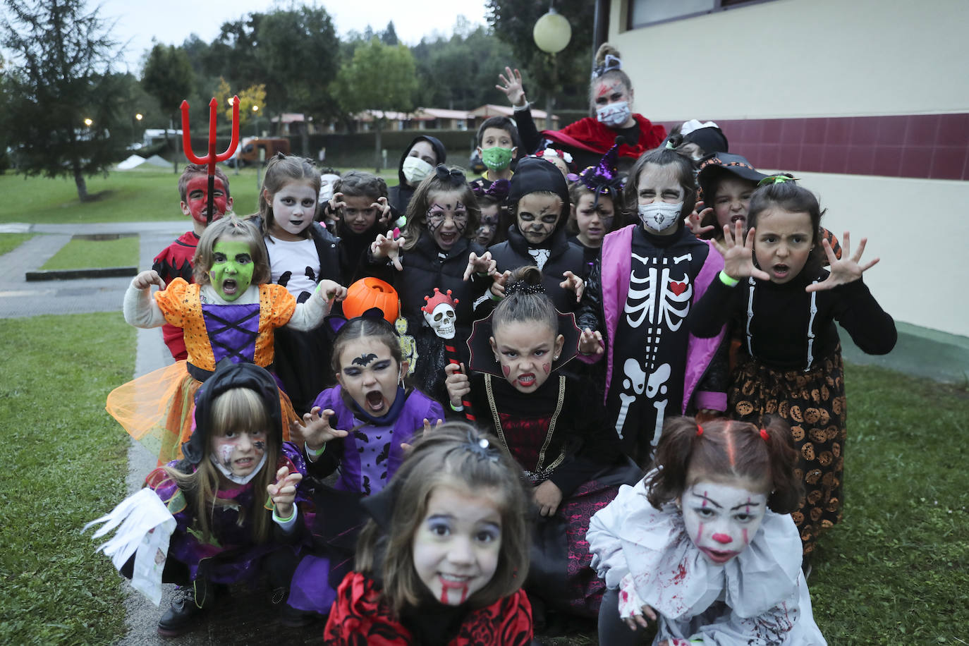 Decenas de niños han celebrado Halloween en la fiesta infantil organizada en el Camping de Deva