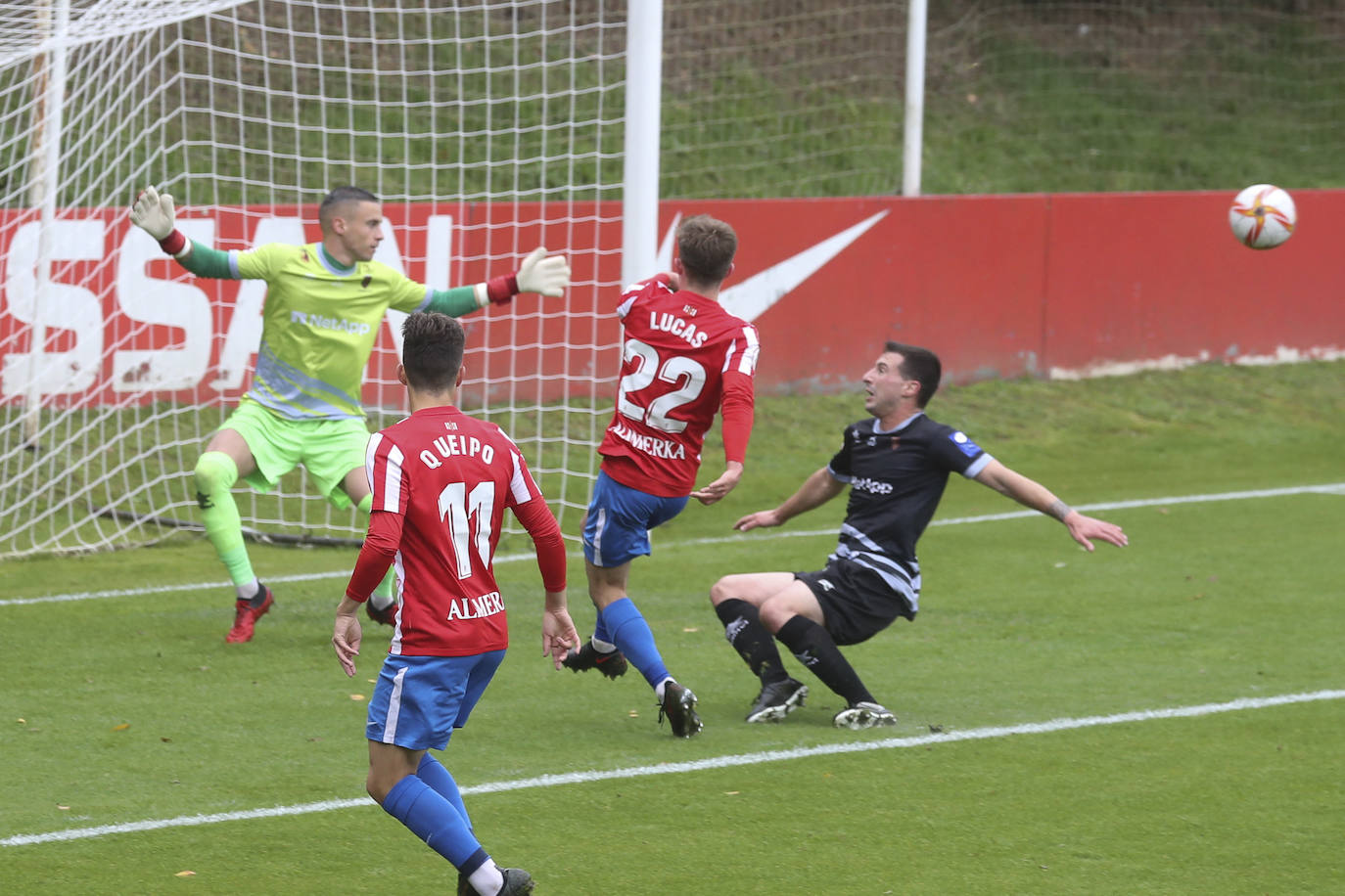 Fotos: Las mejores imágenes del Sporting B - Luarca