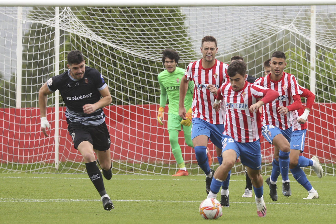 Fotos: Las mejores imágenes del Sporting B - Luarca