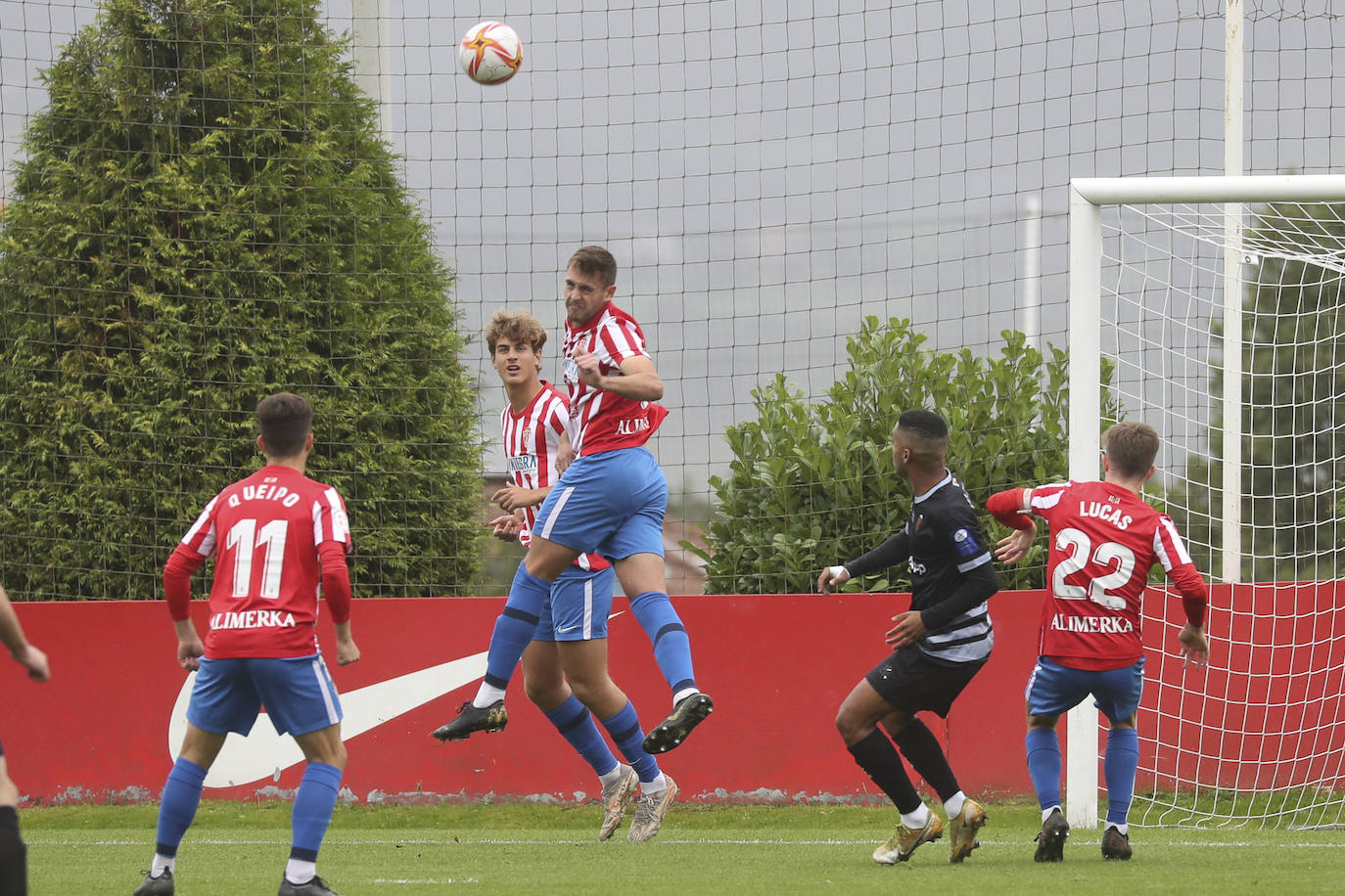 Fotos: Las mejores imágenes del Sporting B - Luarca