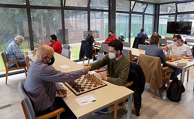 Comienzo del encuentro entre el Grupo Covadonga y el Oviedo 93.