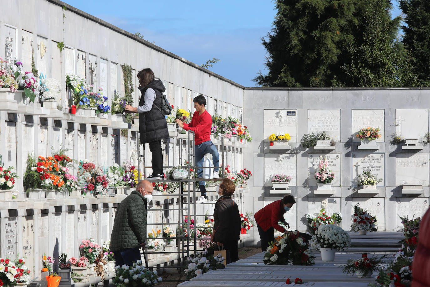 El recuerdo a los seres queridos fallecidos hoy está muy presente