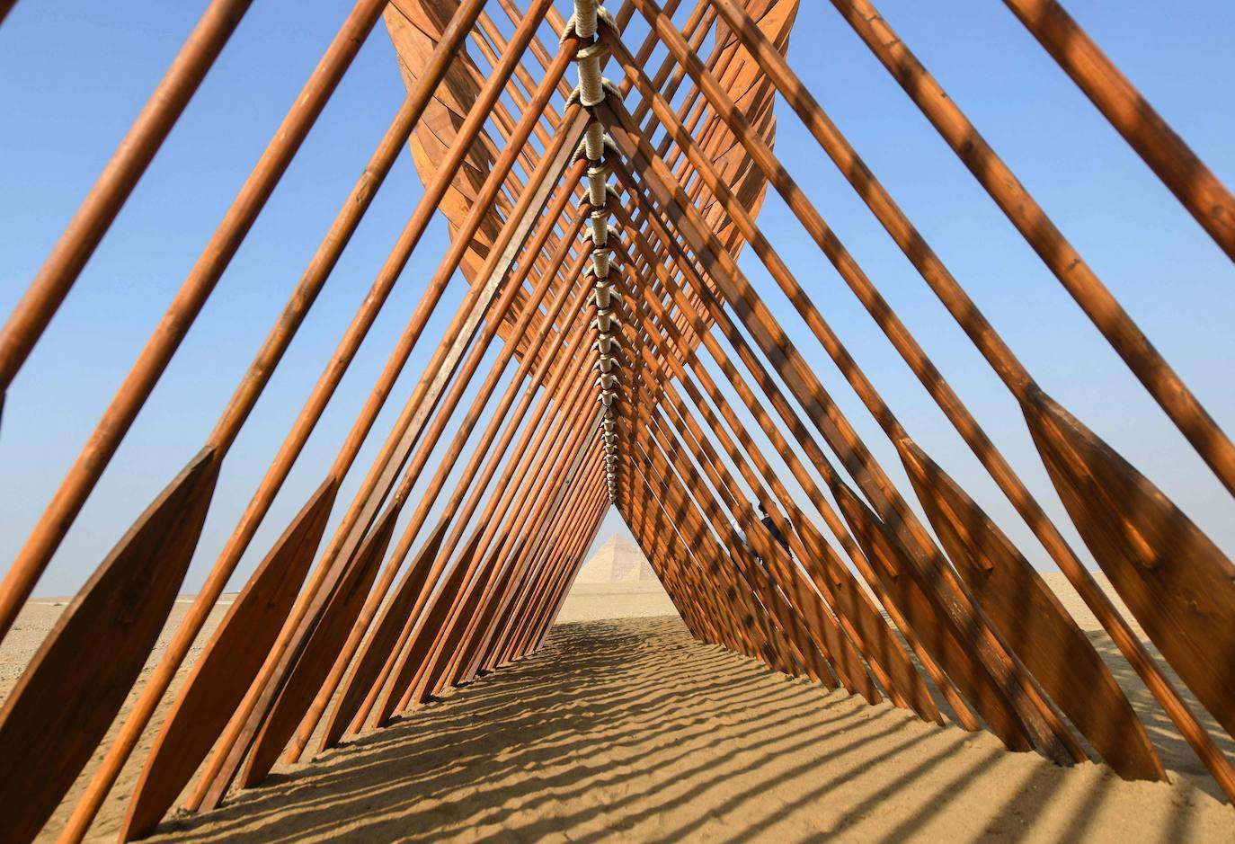 Las pirámides de Giza, Patrimonio de la Humanidad de la Unesco, cuentan con más de 4.000 años de antigüedad y son uno de los lugares más visitados del mundo. Pero ahora pueden verse como nunca antes, gracias a la exposición 'Forever Is Now', que recoge las obras de 10 artistas internacionales especialistas en la ilusión óptica, como Jean Rene (conocido como JR)