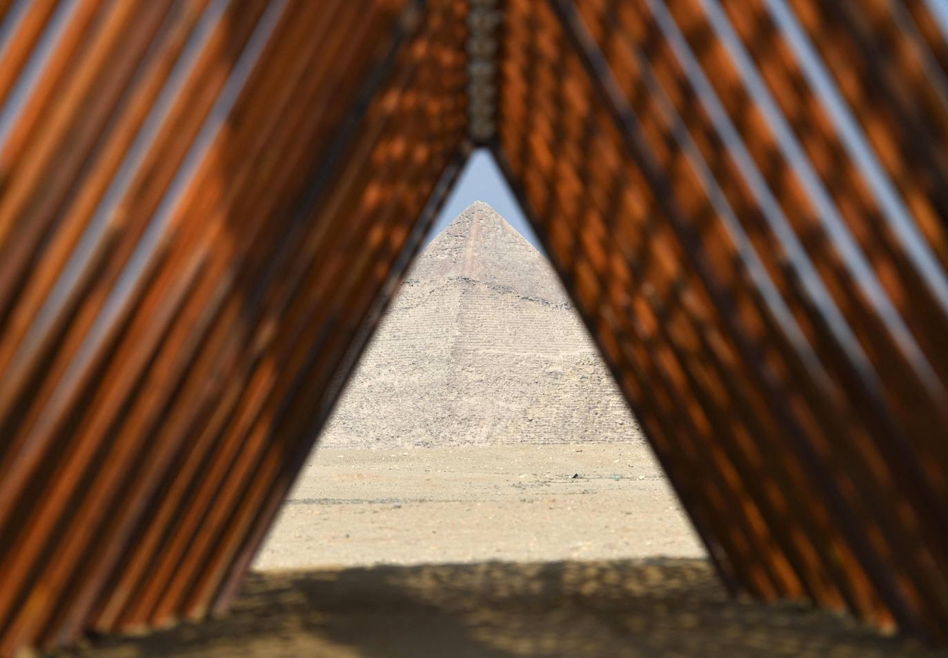 Las pirámides de Giza, Patrimonio de la Humanidad de la Unesco, cuentan con más de 4.000 años de antigüedad y son uno de los lugares más visitados del mundo. Pero ahora pueden verse como nunca antes, gracias a la exposición 'Forever Is Now', que recoge las obras de 10 artistas internacionales especialistas en la ilusión óptica, como Jean Rene (conocido como JR)