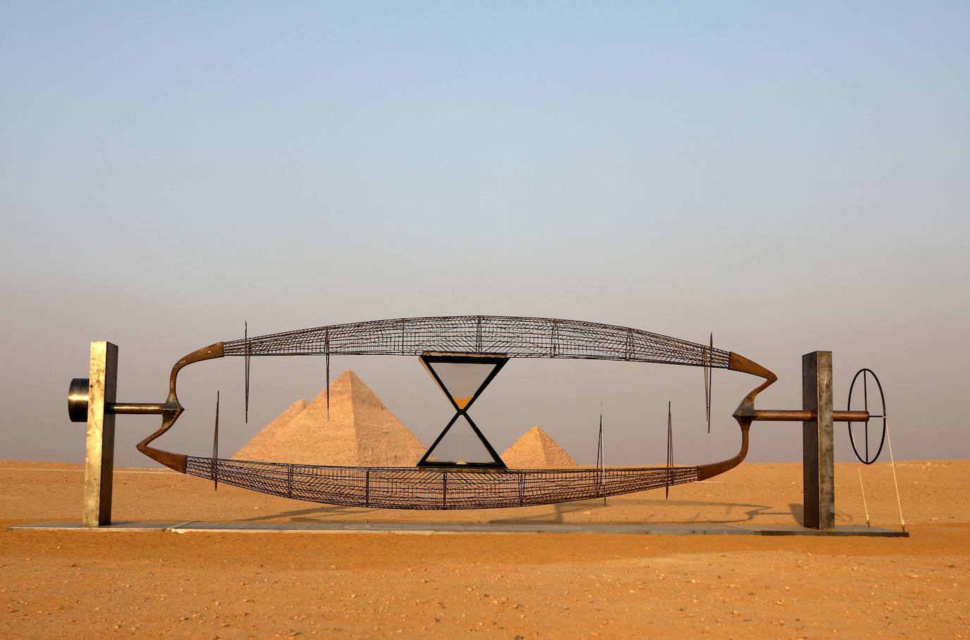 Las pirámides de Giza, Patrimonio de la Humanidad de la Unesco, cuentan con más de 4.000 años de antigüedad y son uno de los lugares más visitados del mundo. Pero ahora pueden verse como nunca antes, gracias a la exposición 'Forever Is Now', que recoge las obras de 10 artistas internacionales especialistas en la ilusión óptica, como Jean Rene (conocido como JR)