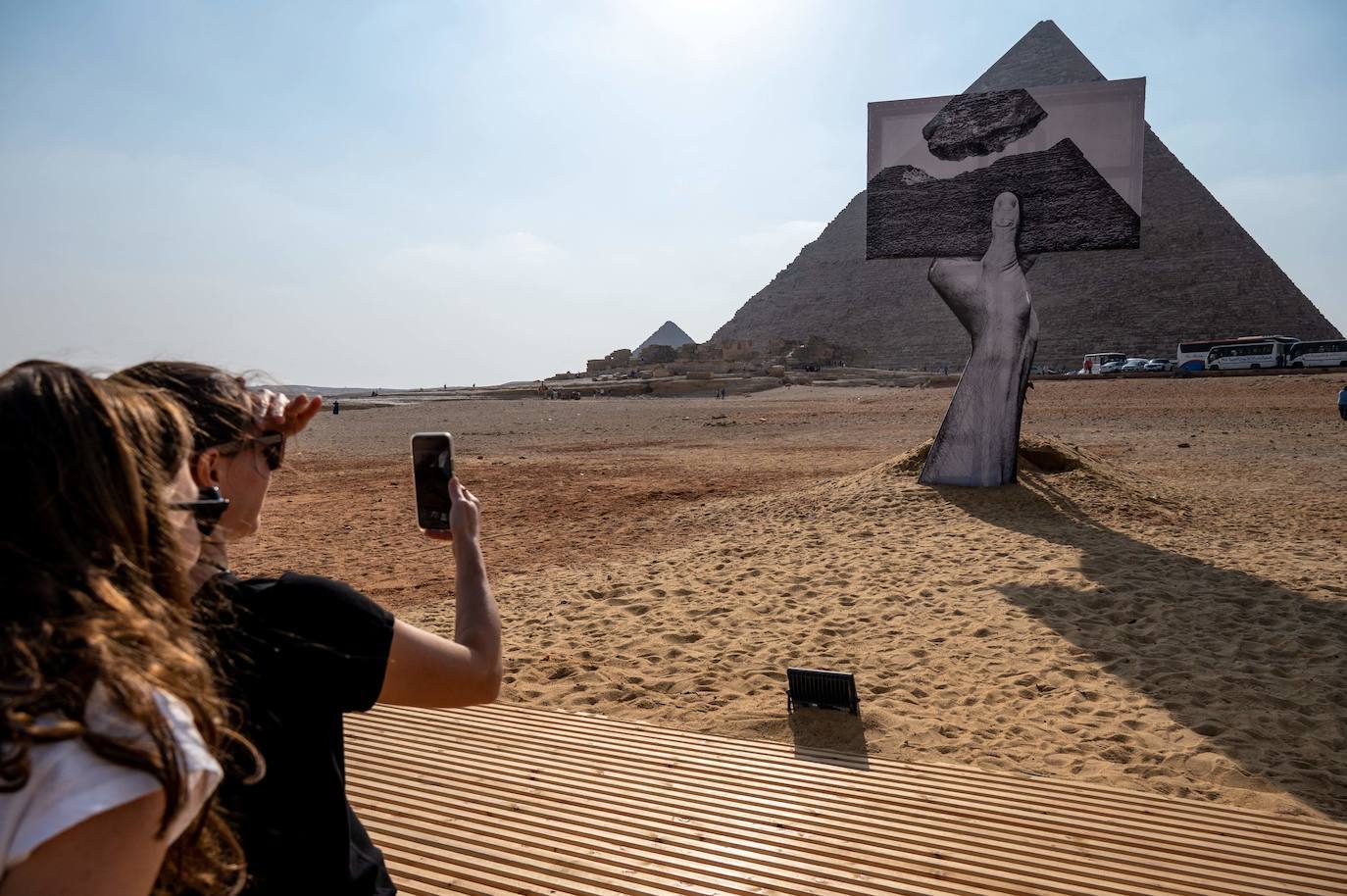 Las pirámides de Giza, Patrimonio de la Humanidad de la Unesco, cuentan con más de 4.000 años de antigüedad y son uno de los lugares más visitados del mundo. Pero ahora pueden verse como nunca antes, gracias a la exposición 'Forever Is Now', que recoge las obras de 10 artistas internacionales especialistas en la ilusión óptica, como Jean Rene (conocido como JR)