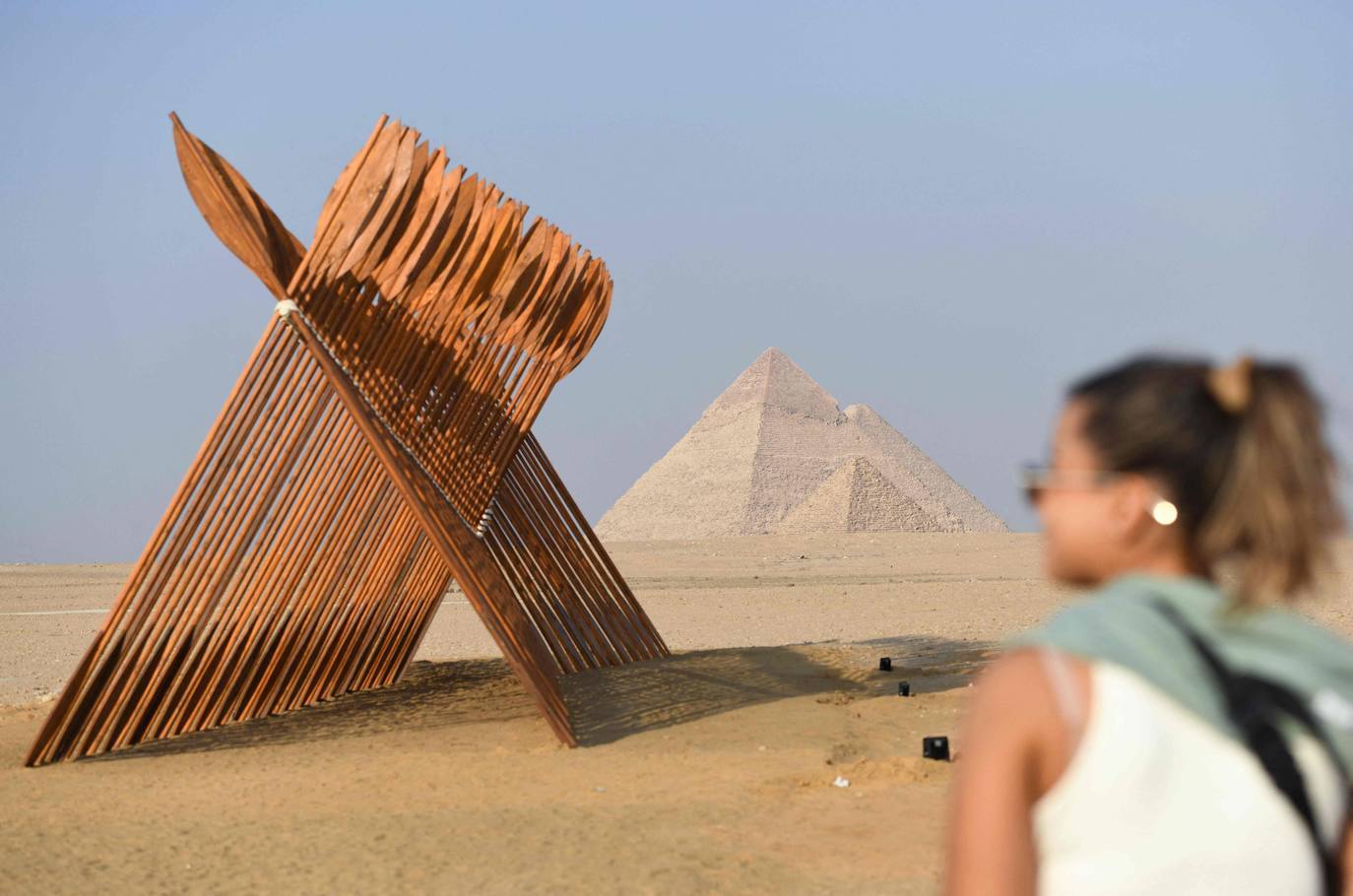 Las pirámides de Giza, Patrimonio de la Humanidad de la Unesco, cuentan con más de 4.000 años de antigüedad y son uno de los lugares más visitados del mundo. Pero ahora pueden verse como nunca antes, gracias a la exposición 'Forever Is Now', que recoge las obras de 10 artistas internacionales especialistas en la ilusión óptica, como Jean Rene (conocido como JR)