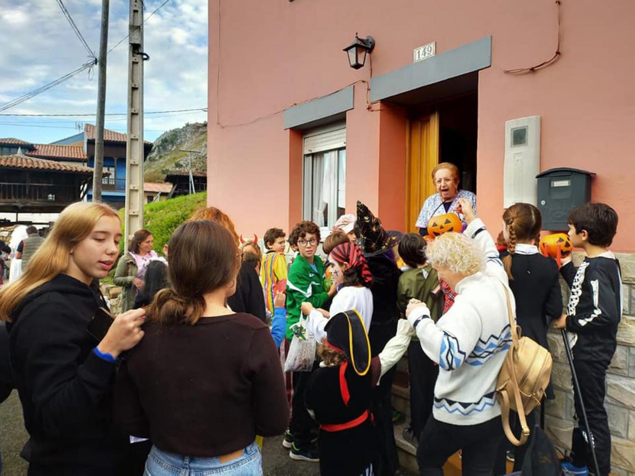 Niños disfrazados pidiendo golosinas en las casas de San Román. 