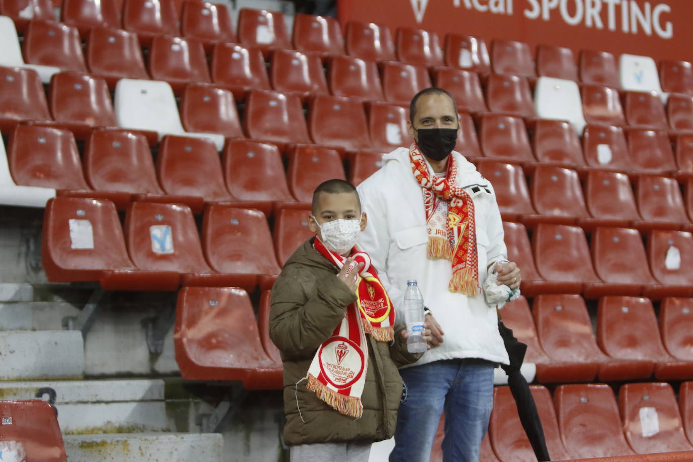 Fotos: ¿Estuviste en el Sporting-Almería? ¡Búscate!