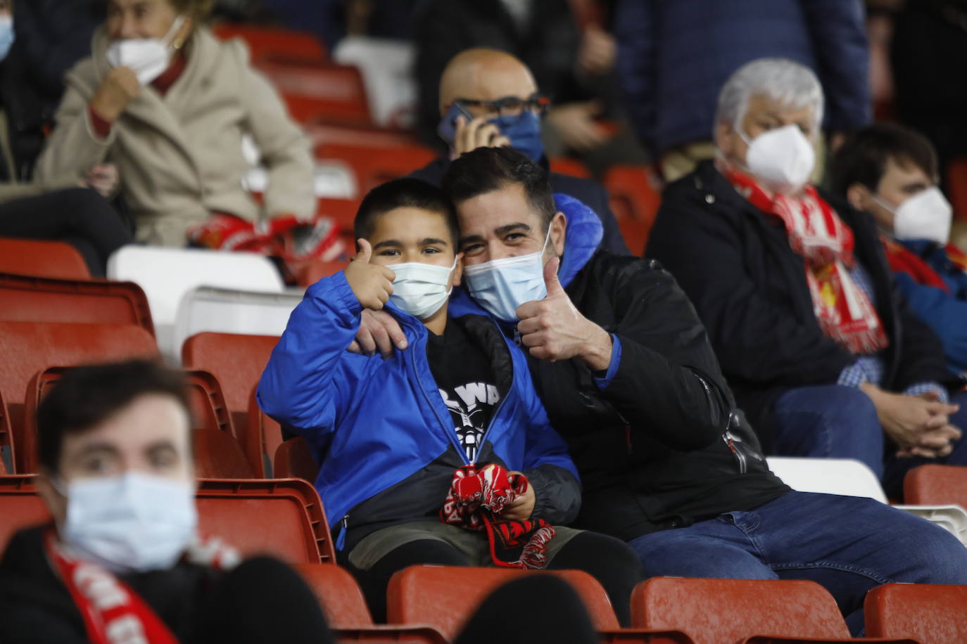 Fotos: ¿Estuviste en el Sporting-Almería? ¡Búscate!