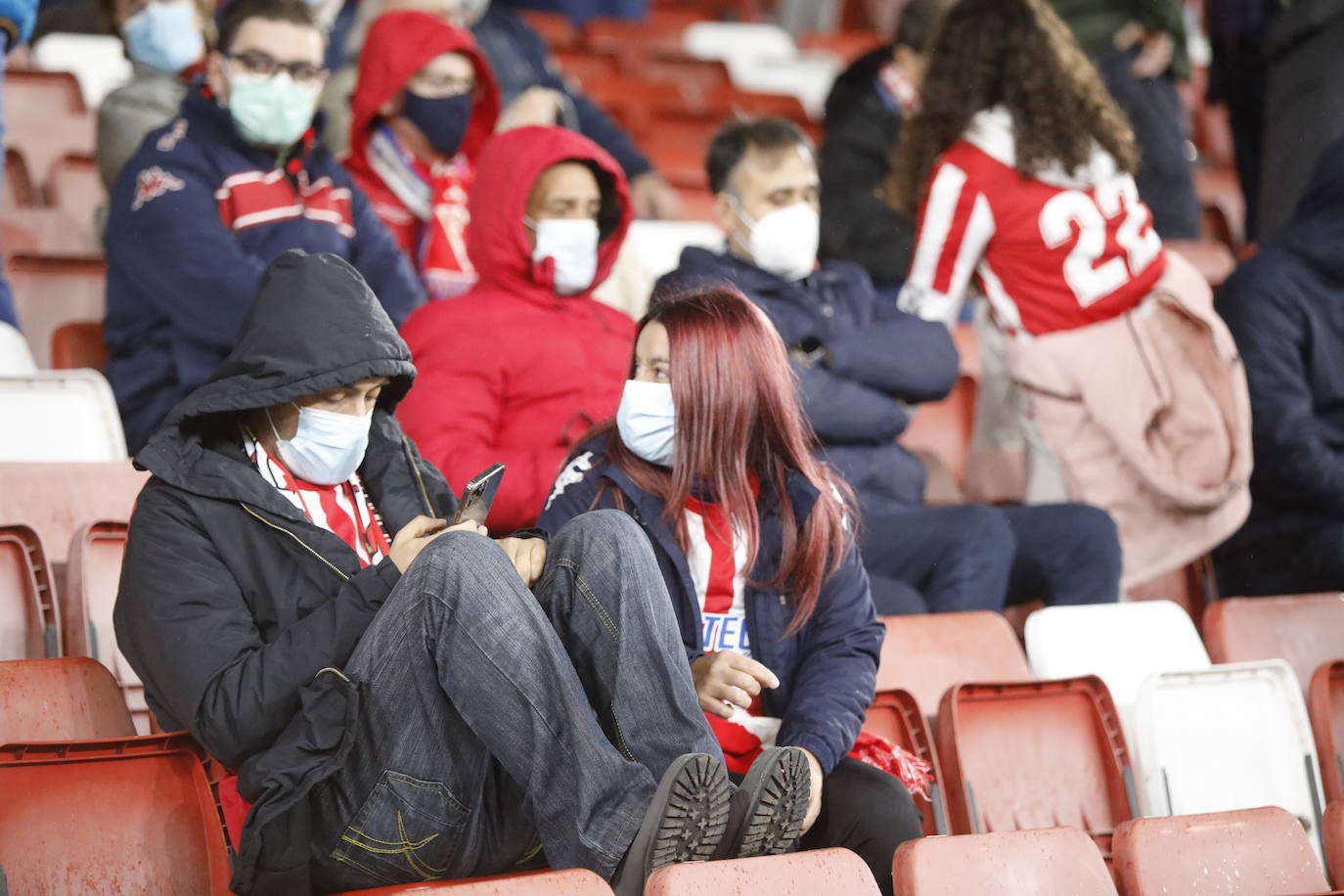 Fotos: ¿Estuviste en el Sporting-Almería? ¡Búscate!