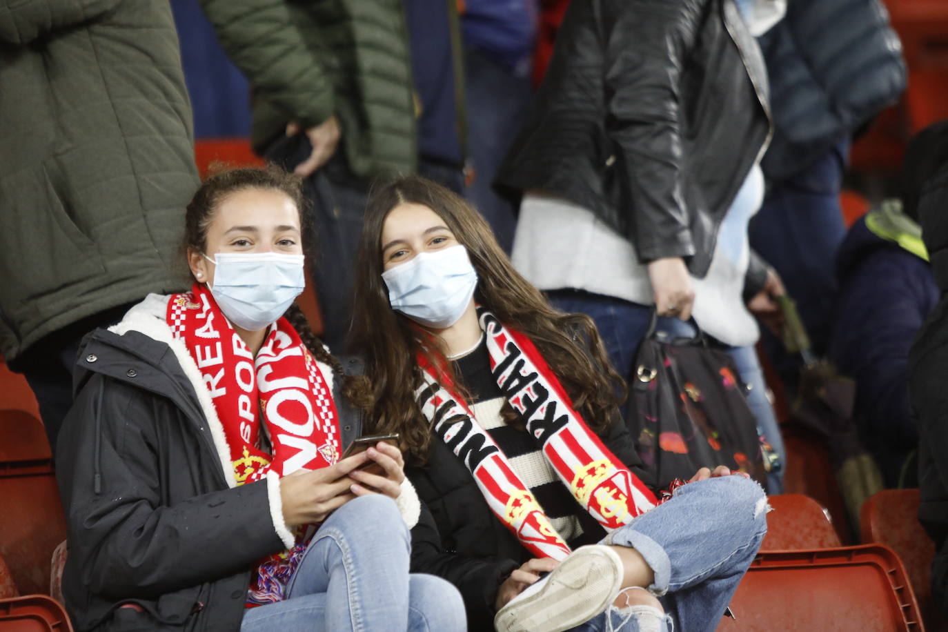 Fotos: ¿Estuviste en el Sporting-Almería? ¡Búscate!