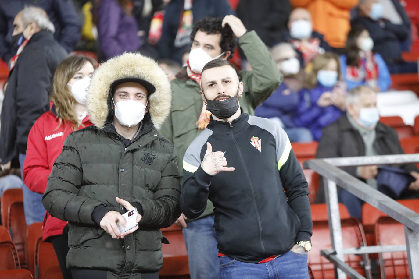 Fotos: ¿Estuviste en el Sporting-Almería? ¡Búscate!