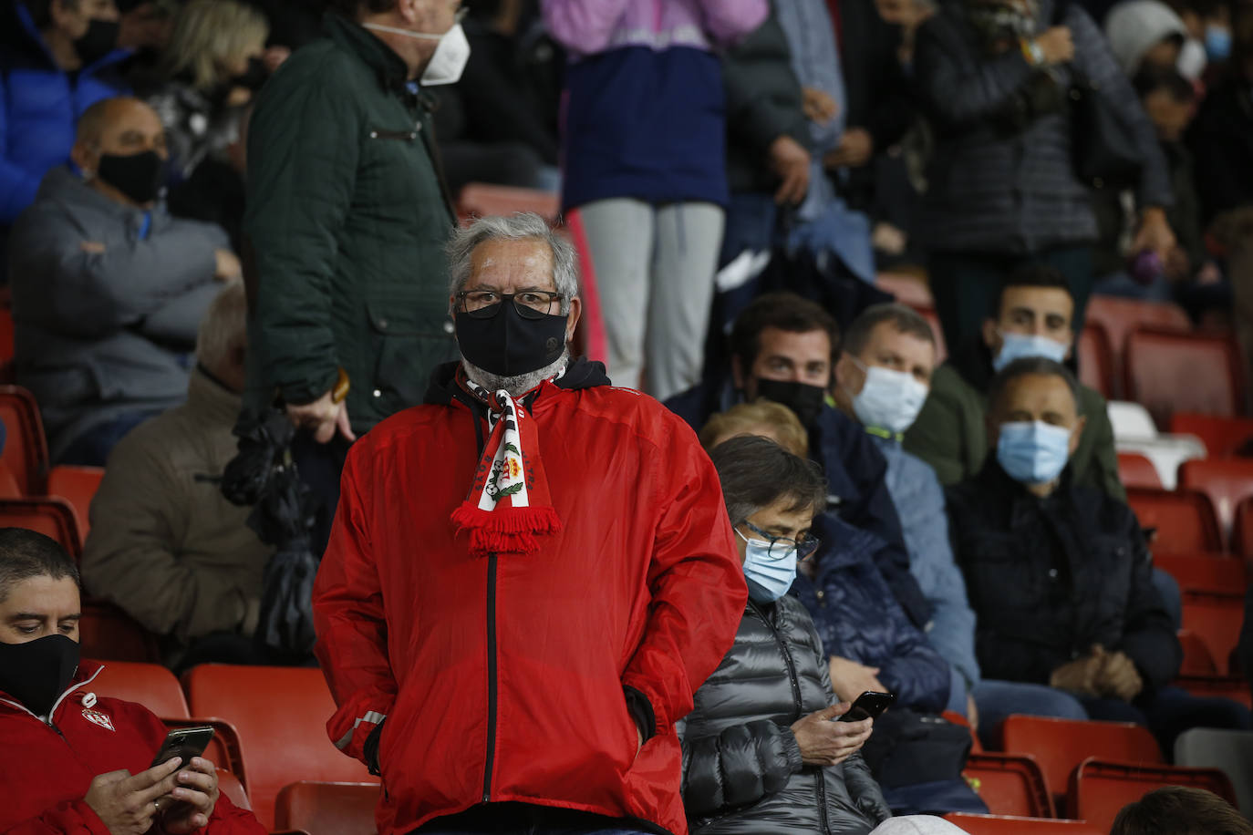 Fotos: ¿Estuviste en el Sporting-Almería? ¡Búscate!