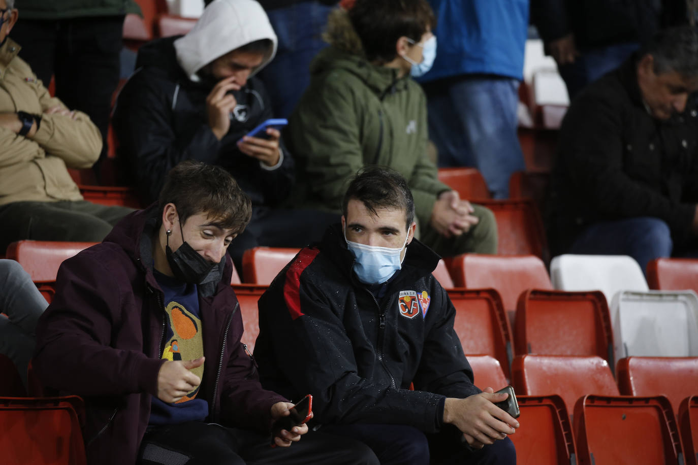 Fotos: ¿Estuviste en el Sporting-Almería? ¡Búscate!