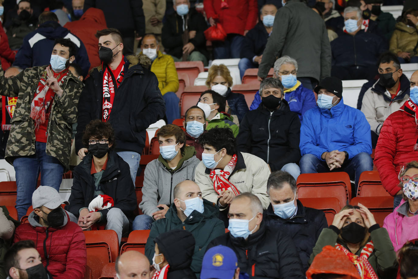 Fotos: ¿Estuviste en el Sporting-Almería? ¡Búscate!