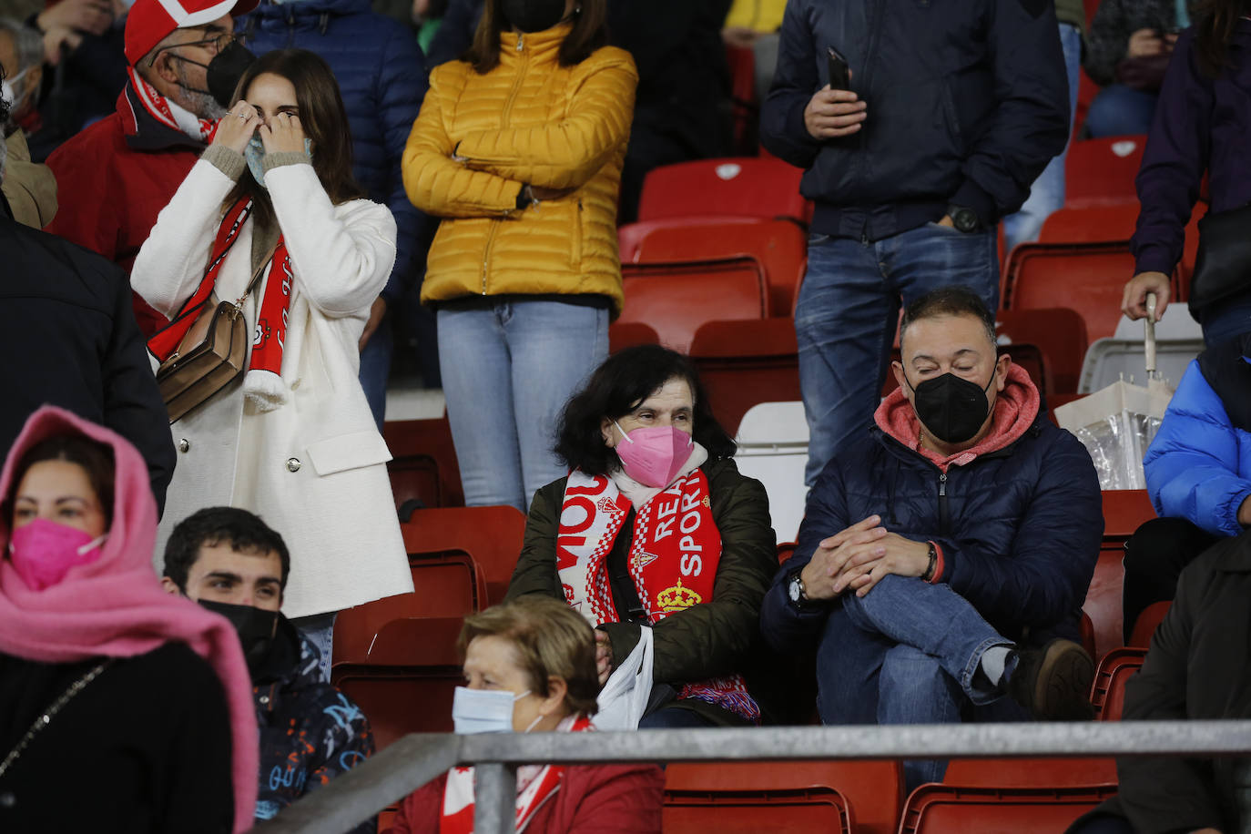 Fotos: ¿Estuviste en el Sporting-Almería? ¡Búscate!