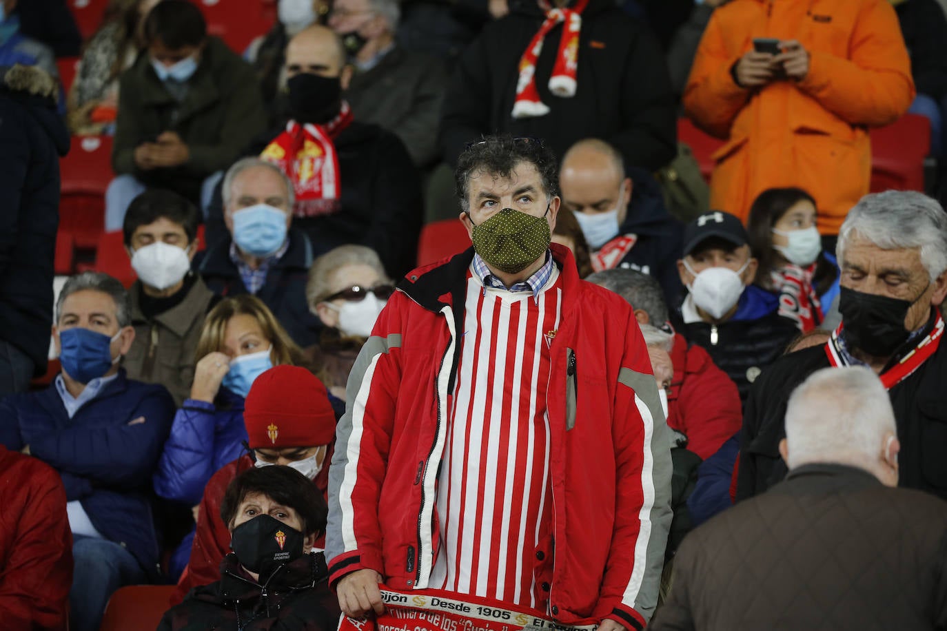 Fotos: ¿Estuviste en el Sporting-Almería? ¡Búscate!