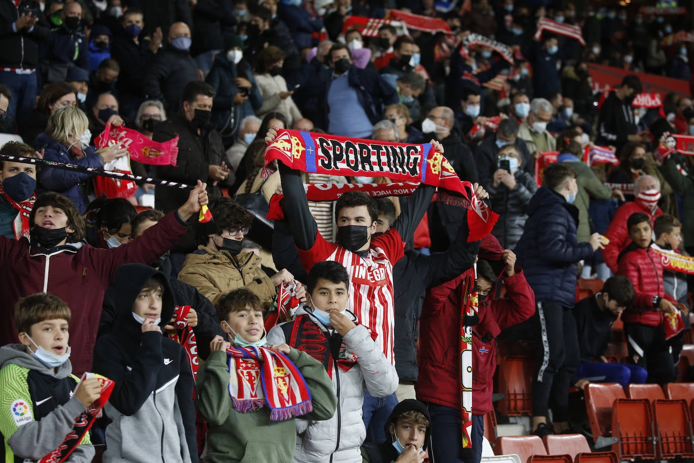 Fotos: ¿Estuviste en el Sporting-Almería? ¡Búscate!