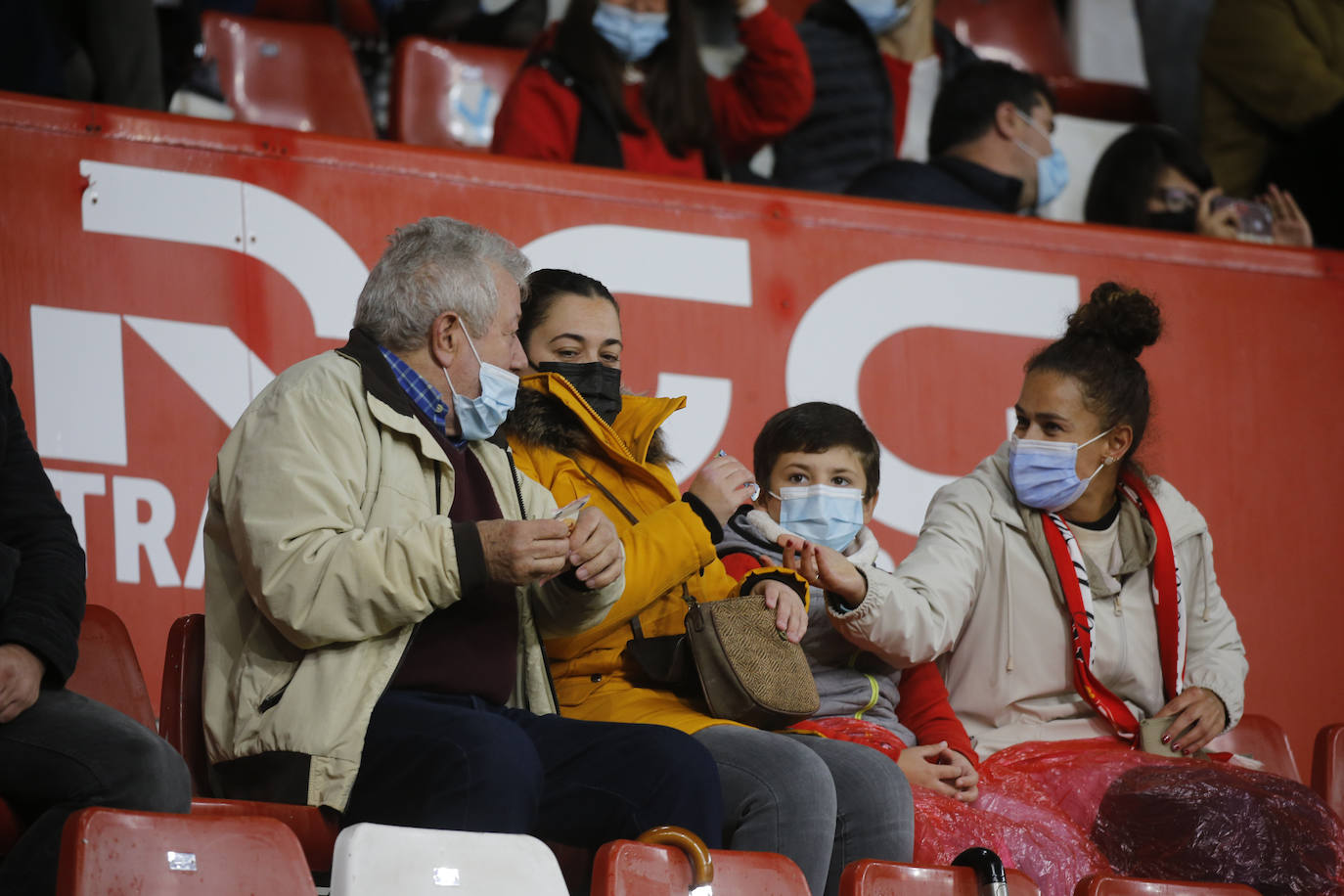 Fotos: ¿Estuviste en el Sporting-Almería? ¡Búscate!