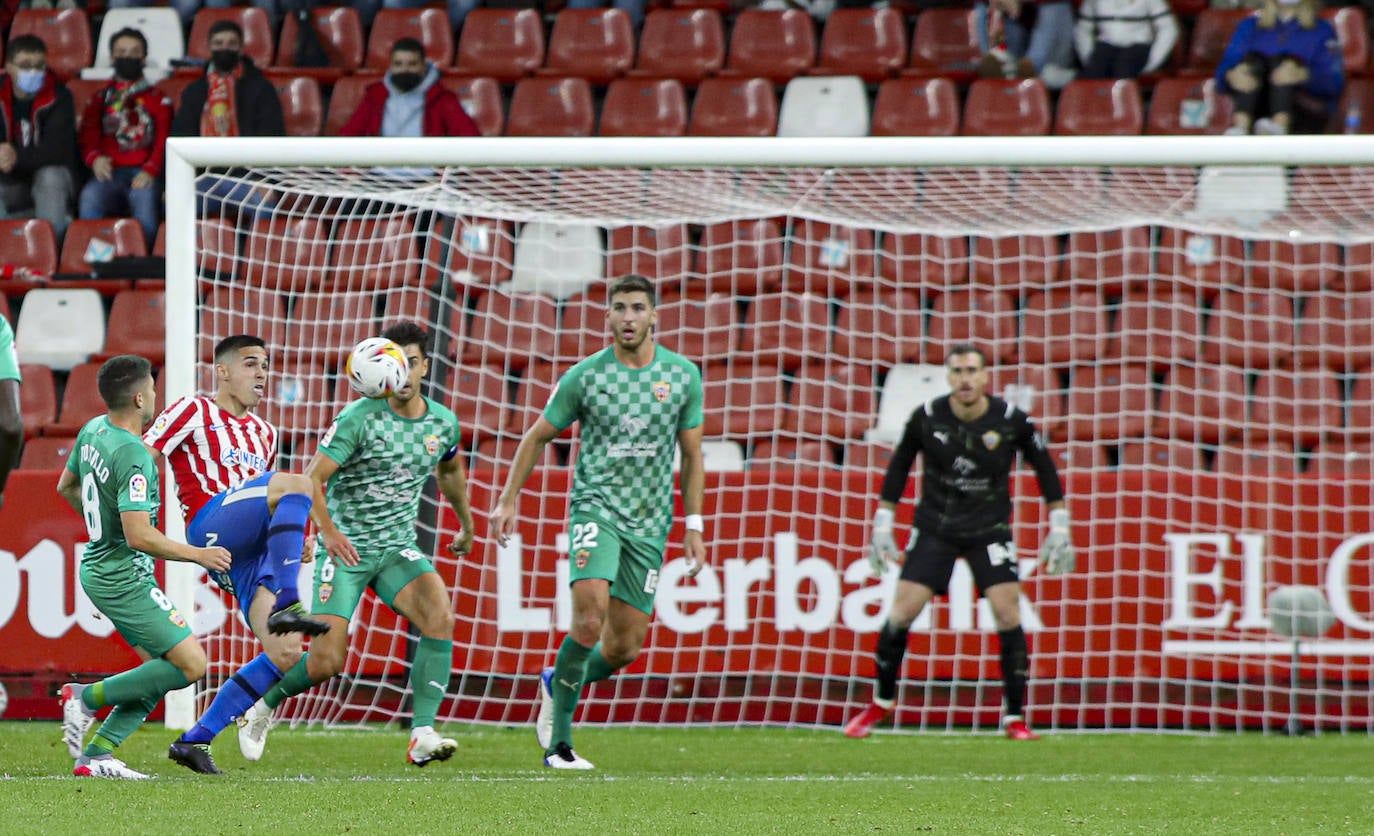 Estas son las mejores imágenes del partido disputado en El Molinón entre el Sporting y el Almería (0-1). 