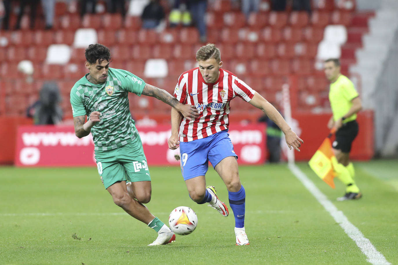 Estas son las mejores imágenes del partido disputado en El Molinón entre el Sporting y el Almería (0-1). 