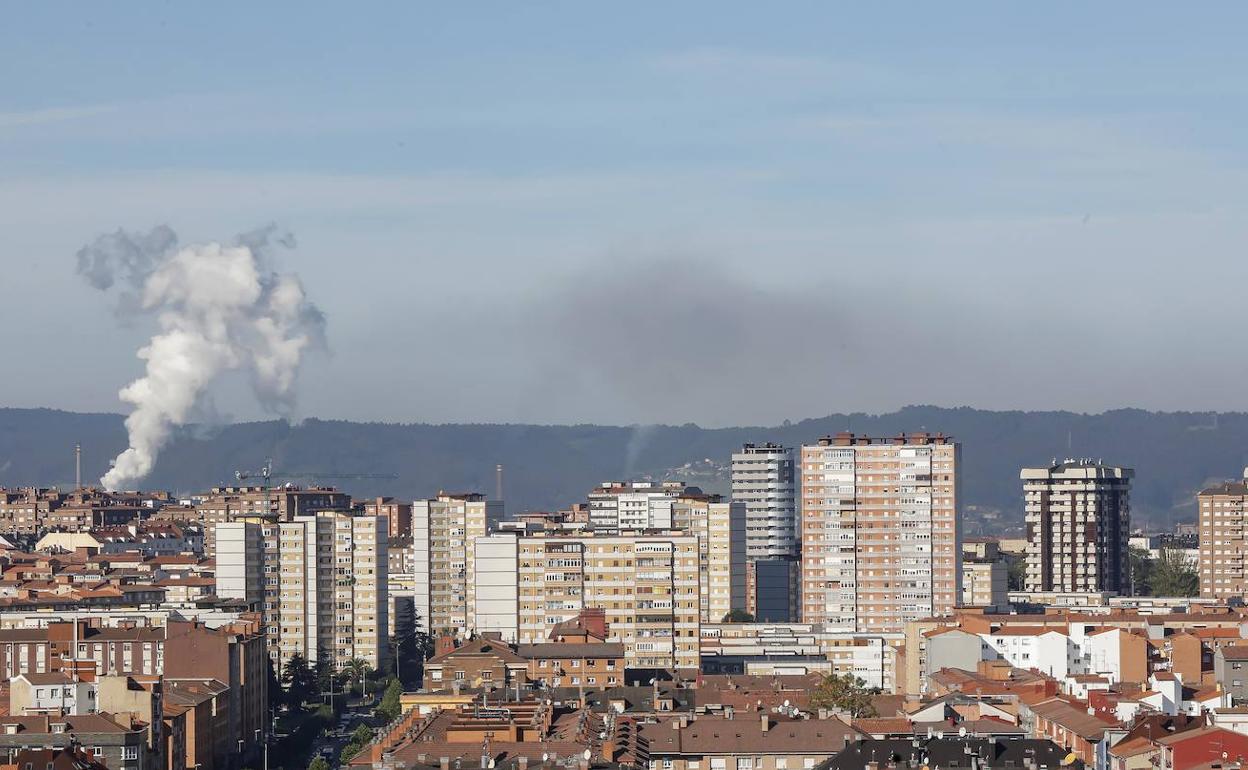 Boina de contaminación atmosférica sobre Gijón vista desde Ceares. 