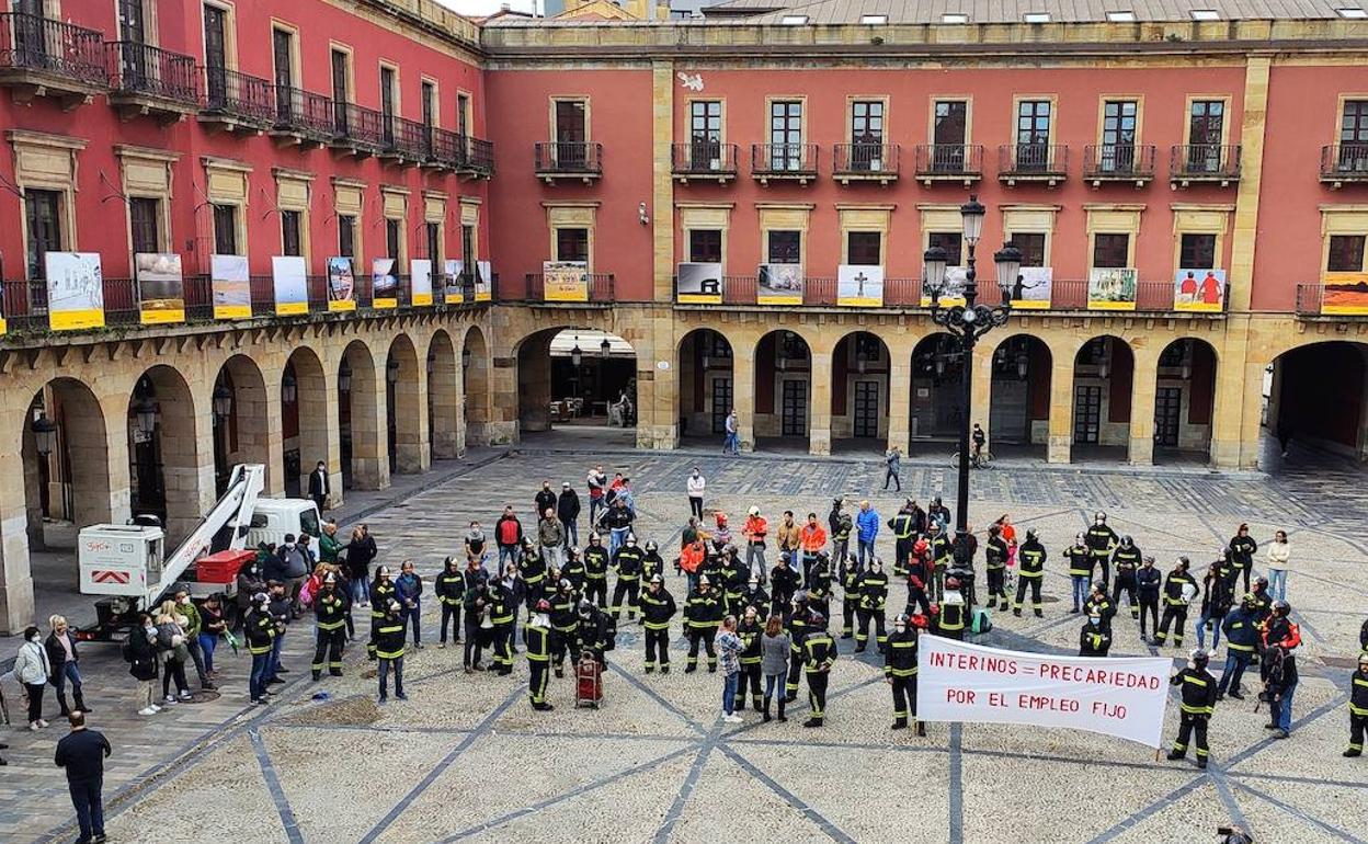 Un centenar de bomberos se ha manifestado este martes frente al ayuntamiento de Gijón 