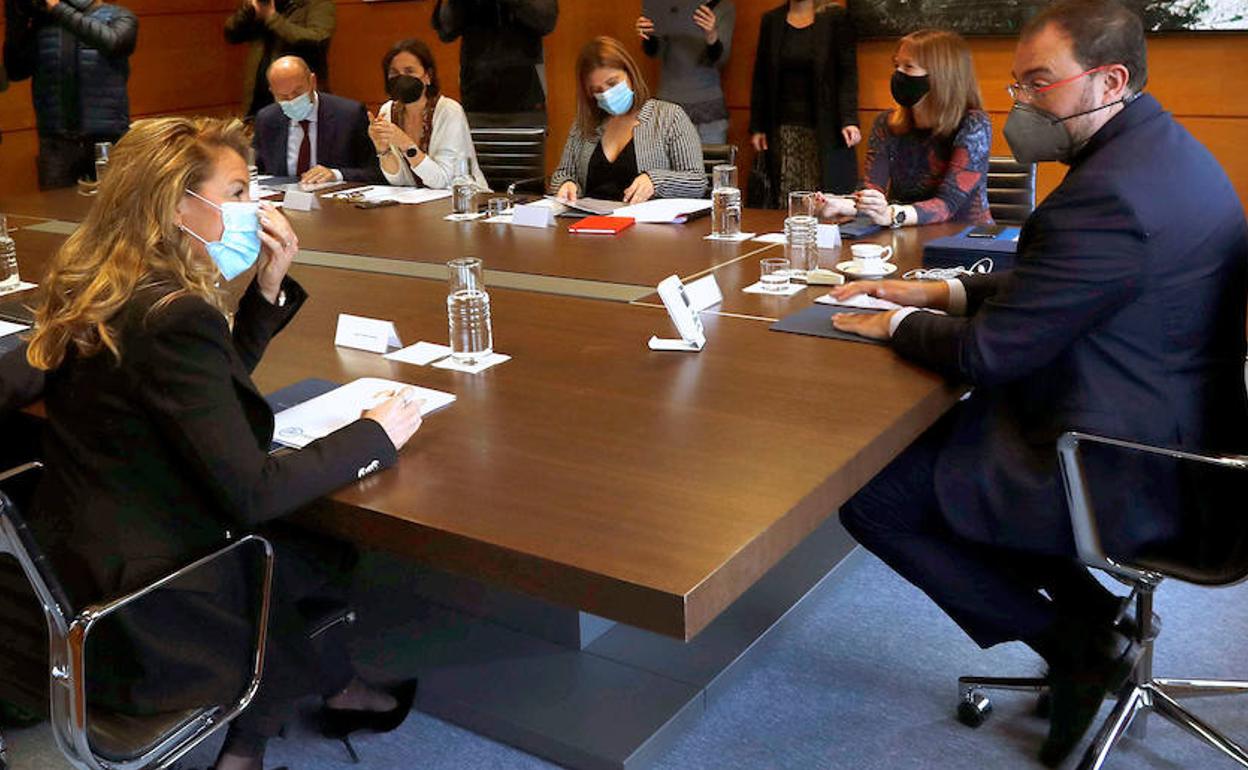 Teresa Mallada y Adrián Barbón, durante la negociación