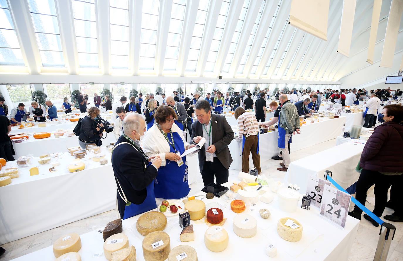 Oviedo y Asturias serán, hasta el próximo sábado, el epicentro global de la cultura quesera gracias a la celebración del Festival Internacional del Queso y de la trigésimo tercera edición de los World Cheese Awards que deciden el mejor queso del mundo en el Palacio de Exposiciones y Congresos del Calatrava. 