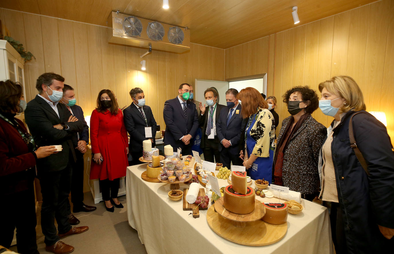 Oviedo y Asturias serán, hasta el próximo sábado, el epicentro global de la cultura quesera gracias a la celebración del Festival Internacional del Queso y de la trigésimo tercera edición de los World Cheese Awards que deciden el mejor queso del mundo en el Palacio de Exposiciones y Congresos del Calatrava. 