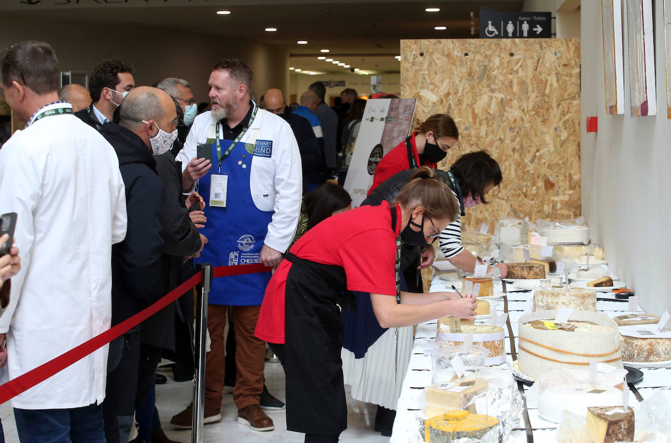 Oviedo y Asturias serán, hasta el próximo sábado, el epicentro global de la cultura quesera gracias a la celebración del Festival Internacional del Queso y de la trigésimo tercera edición de los World Cheese Awards que deciden el mejor queso del mundo en el Palacio de Exposiciones y Congresos del Calatrava. 