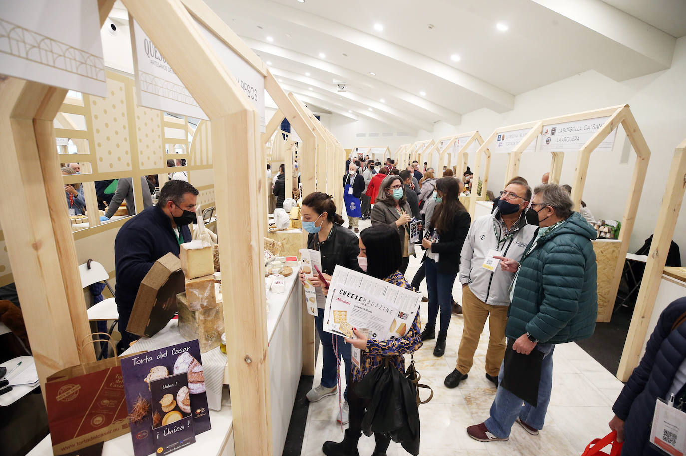 Oviedo y Asturias serán, hasta el próximo sábado, el epicentro global de la cultura quesera gracias a la celebración del Festival Internacional del Queso y de la trigésimo tercera edición de los World Cheese Awards que deciden el mejor queso del mundo en el Palacio de Exposiciones y Congresos del Calatrava. 