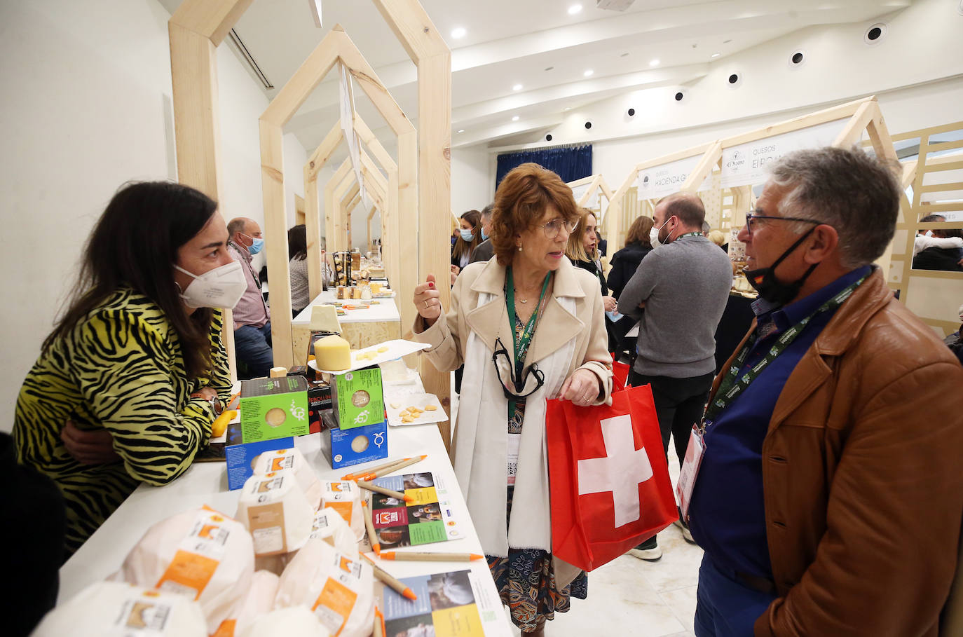 Oviedo y Asturias serán, hasta el próximo sábado, el epicentro global de la cultura quesera gracias a la celebración del Festival Internacional del Queso y de la trigésimo tercera edición de los World Cheese Awards que deciden el mejor queso del mundo en el Palacio de Exposiciones y Congresos del Calatrava. 