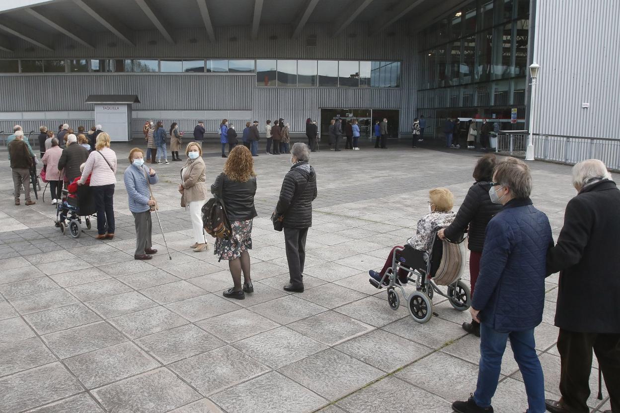 Cola para ser vacunados en el Palacio de Deportes de Gijón. 