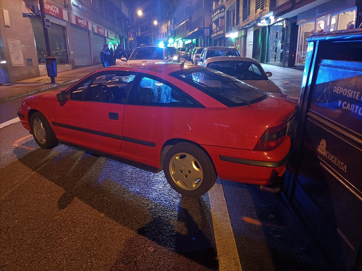 Accede a Fernández Balsera en dirección prohibida y acaba empotrado en