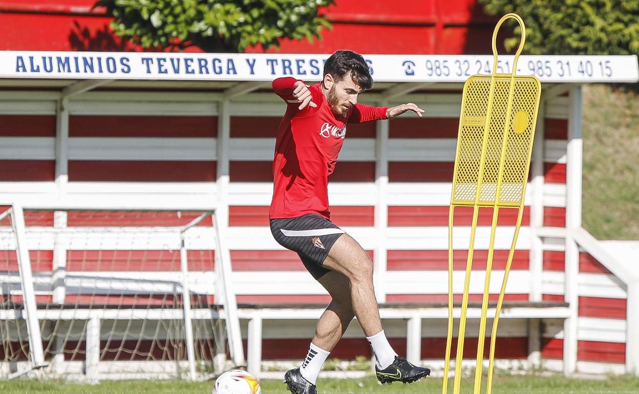 Campuzano, en un entrenamiento con el Sporting 