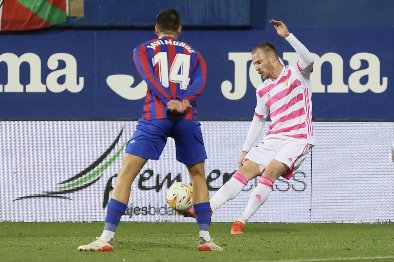 Estas son las mejores imágenes del partido disputado entre el SD Eibar y el Real Oviedo (1-0).