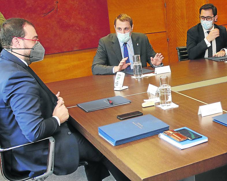 Foro Asturias: Reformas fiscales, Plan de Vías de Gijón, financiación de la Ópera de Oviedo. 