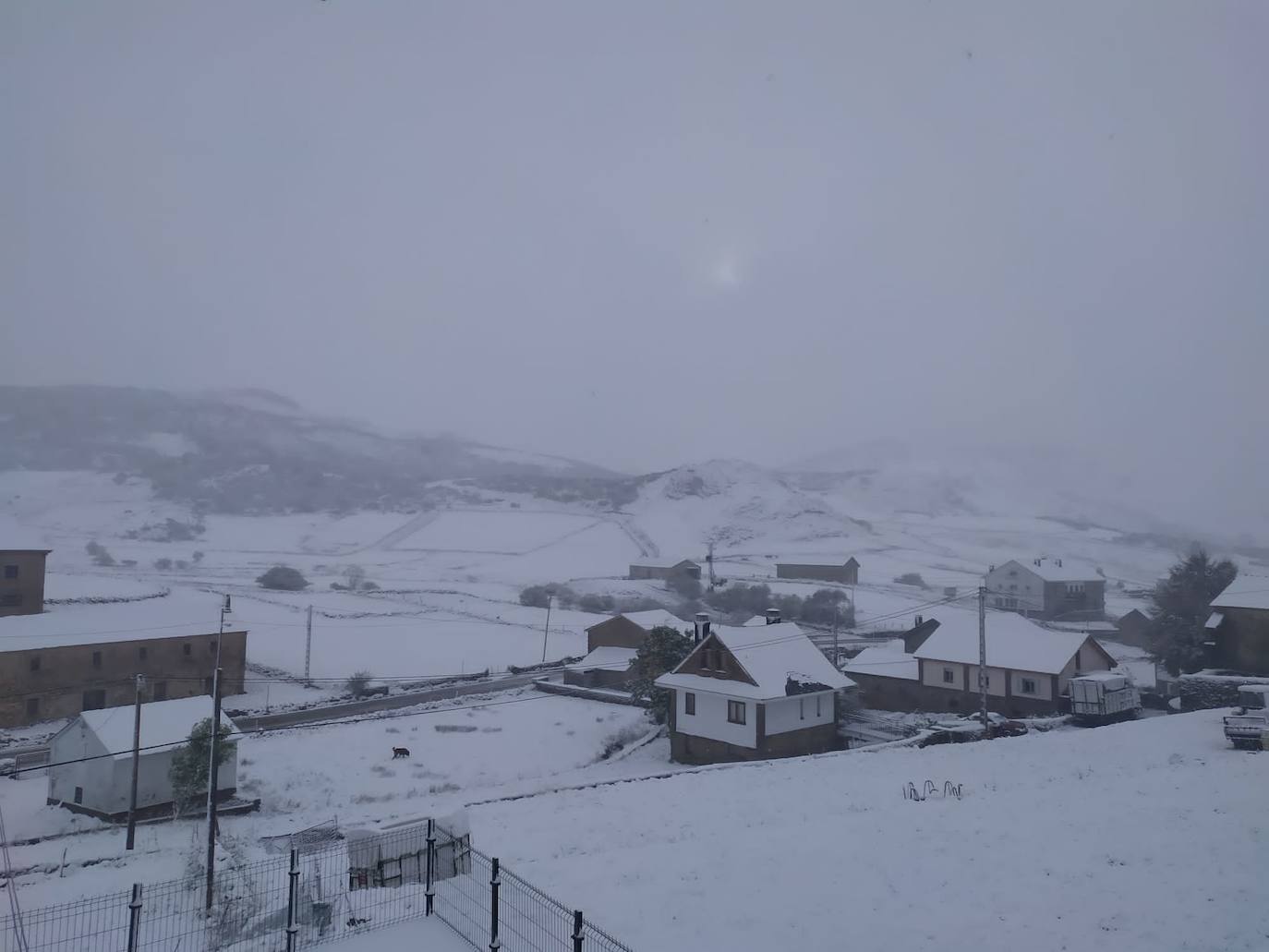 La nieve ha regresado esta semana a las zonas más altas de Asturias y ha afectado al tráfico rodado en algunos puertos de montaña 