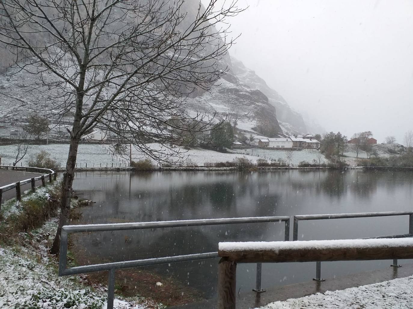 La nieve ha regresado esta semana a las zonas más altas de Asturias y ha afectado al tráfico rodado en algunos puertos de montaña 