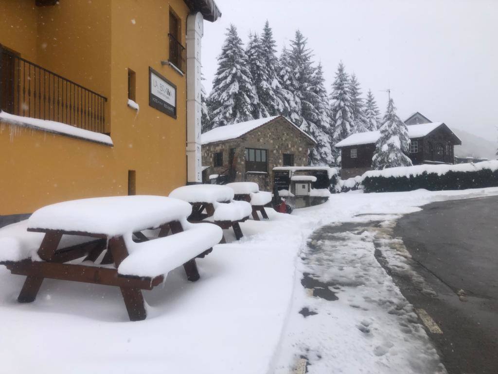 La nieve ha regresado esta semana a las zonas más altas de Asturias y ha afectado al tráfico rodado en algunos puertos de montaña 
