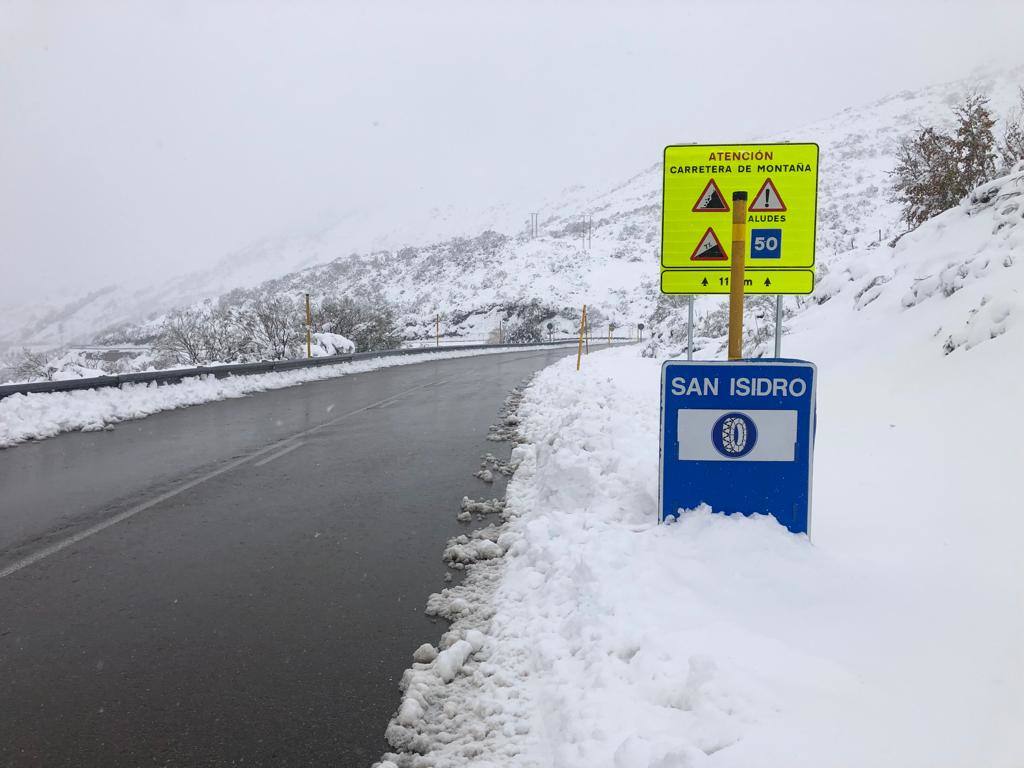 La nieve ha regresado esta semana a las zonas más altas de Asturias y ha afectado al tráfico rodado en algunos puertos de montaña 